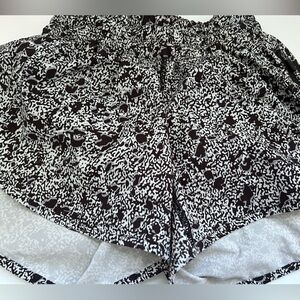 Lululemon Hotty Hots 4” inseam Low Rise Black and White print Size 0